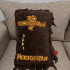 Almohadón / Peluche The Monster Book of Monsters – Harry Potter